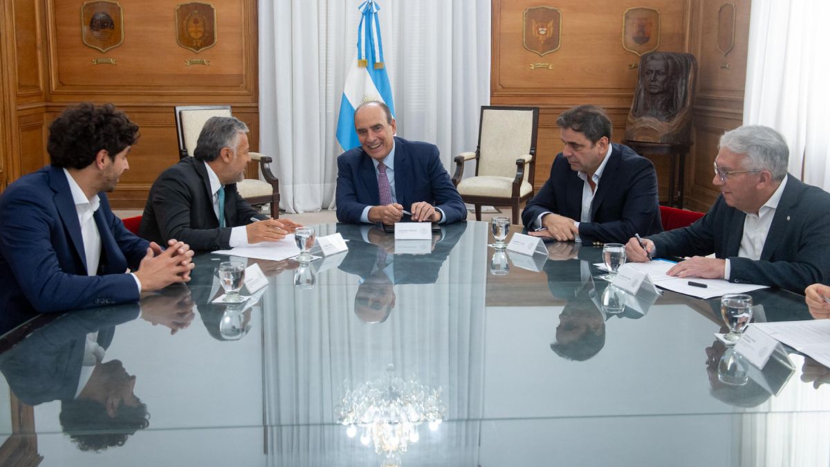Alfredo Cornejo y Guillermo Francos junto a funcionarios nacionales y el ministro de Gobierno, Natalio Mema (primero a la izquierda). Alfredo Cornejo y Guillermo Francos junto a funcionarios nacionales y el ministro de Gobierno, Natalio Mema (primero a la izquierda).