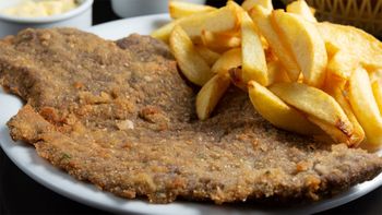 Cómo hacer milanesas de carne con papas fritas: la receta con un corte económico para cuidar el bolsillo