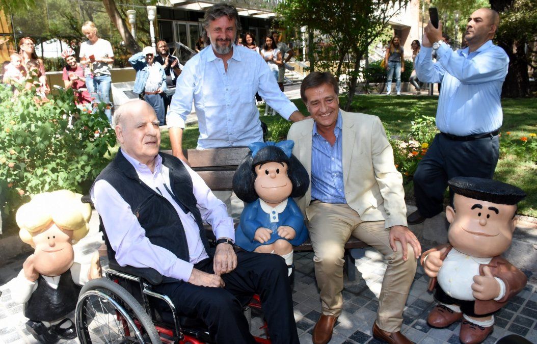  Joaquín Lavado "Quino" y el intendente Rodolfo Suarez dejaron en 2018 habilitadas en la Arístides las esculturas que homenajean al autor de la famosa historieta Mafalda.