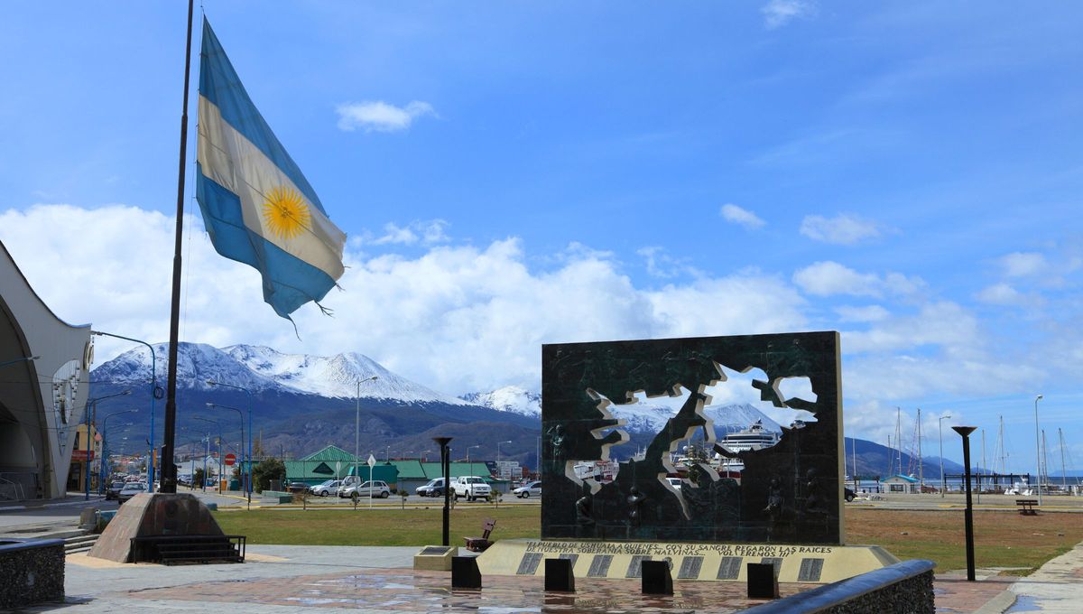 Falkland Islands (Islas Falkland) es como los británicos llaman a las Islas Malvinas. Pero este nombre se usó primero para designar al estrecho por el que navegaron los primeros ingleses que desembarcaron en las islas, en 1690. Falkland Islands (Islas Falkland) es como los británicos llaman a las Islas Malvinas. Pero este nombre se usó primero para designar al estrecho por el que navegaron los primeros ingleses que desembarcaron en las islas, en 1690.