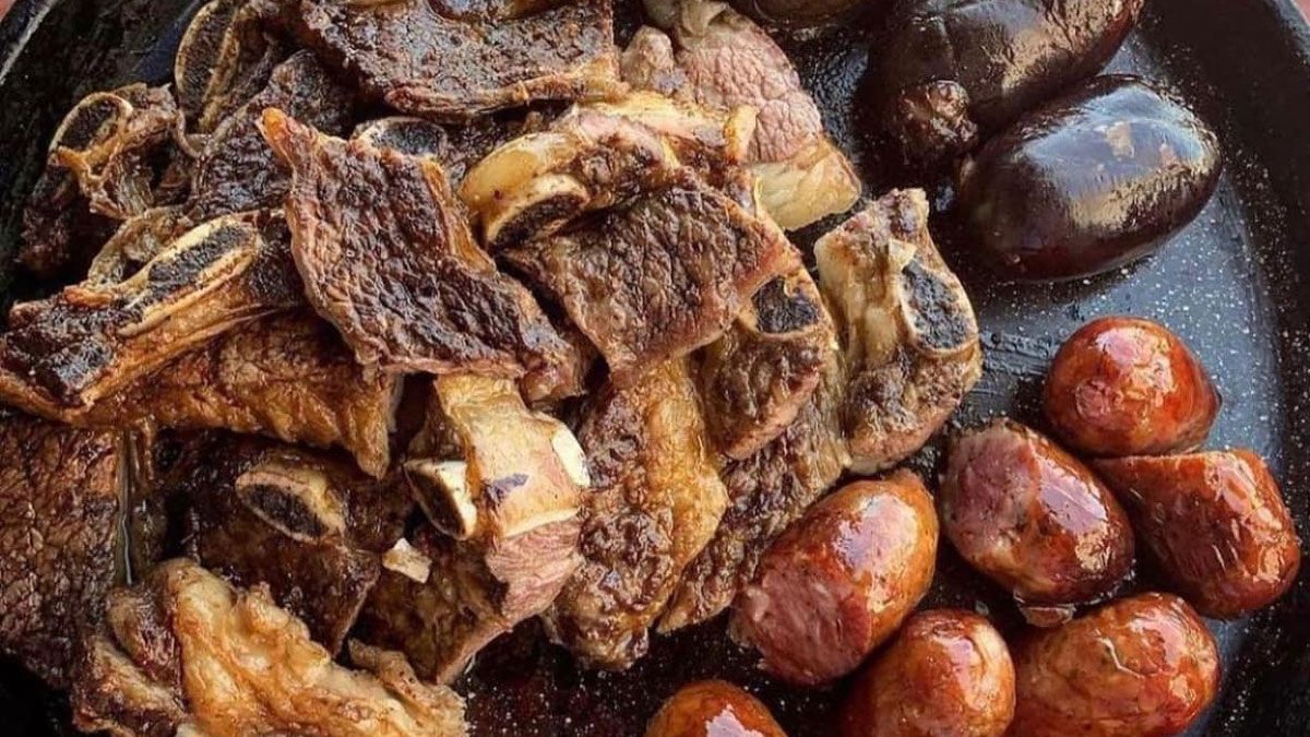 El asado, comida tradicional argentina, puede hacerse con los más variados cortes de carne, como la pestaña de bife, por ejemplo.