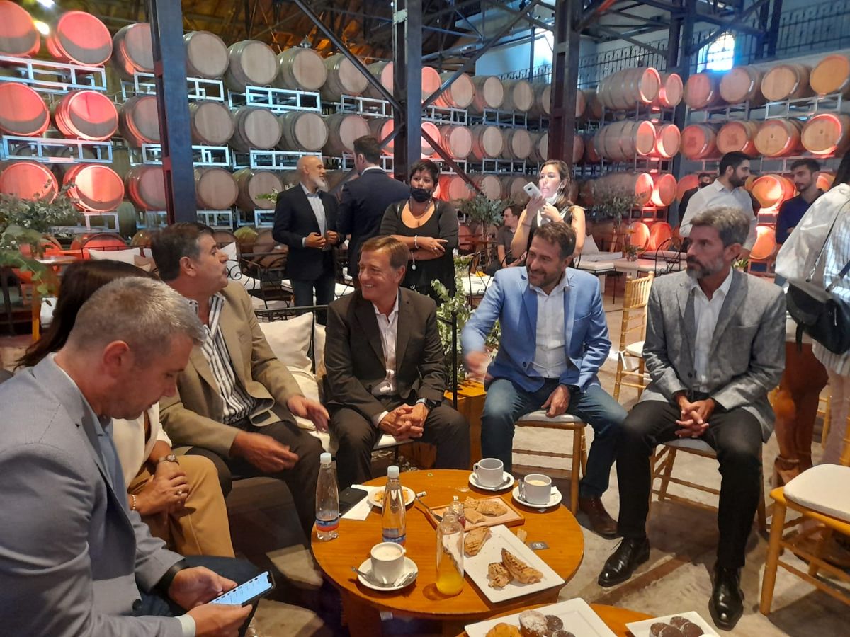 El gobernador Rodolfo Suarez se hizo un momento en el desayuno real de la bodega Los Toneles para charlar con sus ministros y con el vicegobernador Mario Abed.