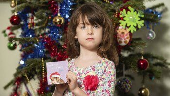 Una niña británica halló un pedido de socorro en su tarjeta navideña