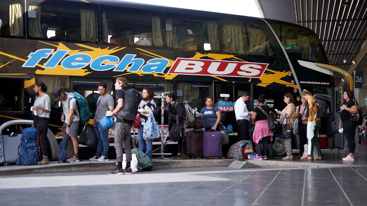 Este jueves ya se advirtió en la Terminal de Ómnibus la incesante llegada de micros con turistas que vienen a pasar el feriado de Semana Santa a Mendoza.