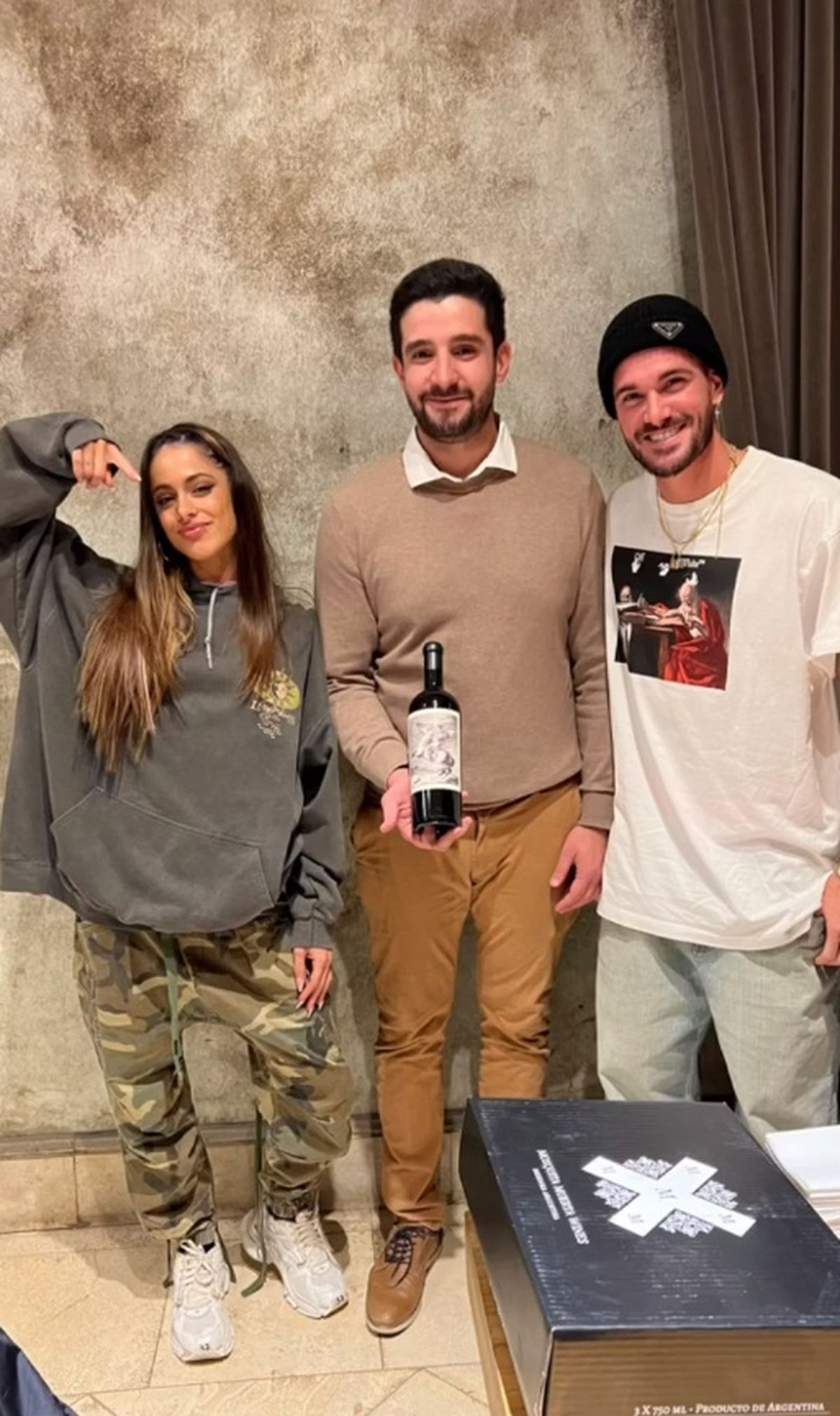 Tini y De Paul en la bodega Los Toneles.