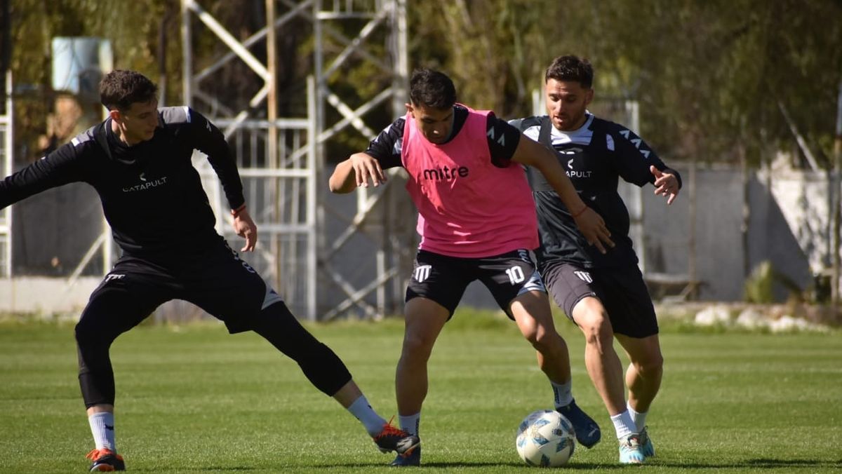 Nicolás Rinaldi, Leandro Ciccolini y Fabricio Antonini en la práctica de fútbol en el estadio Víctor Legrotaglie. Nicolás Rinaldi, Leandro Ciccolini y Fabricio Antonini en la práctica de fútbol en el estadio Víctor Legrotaglie.