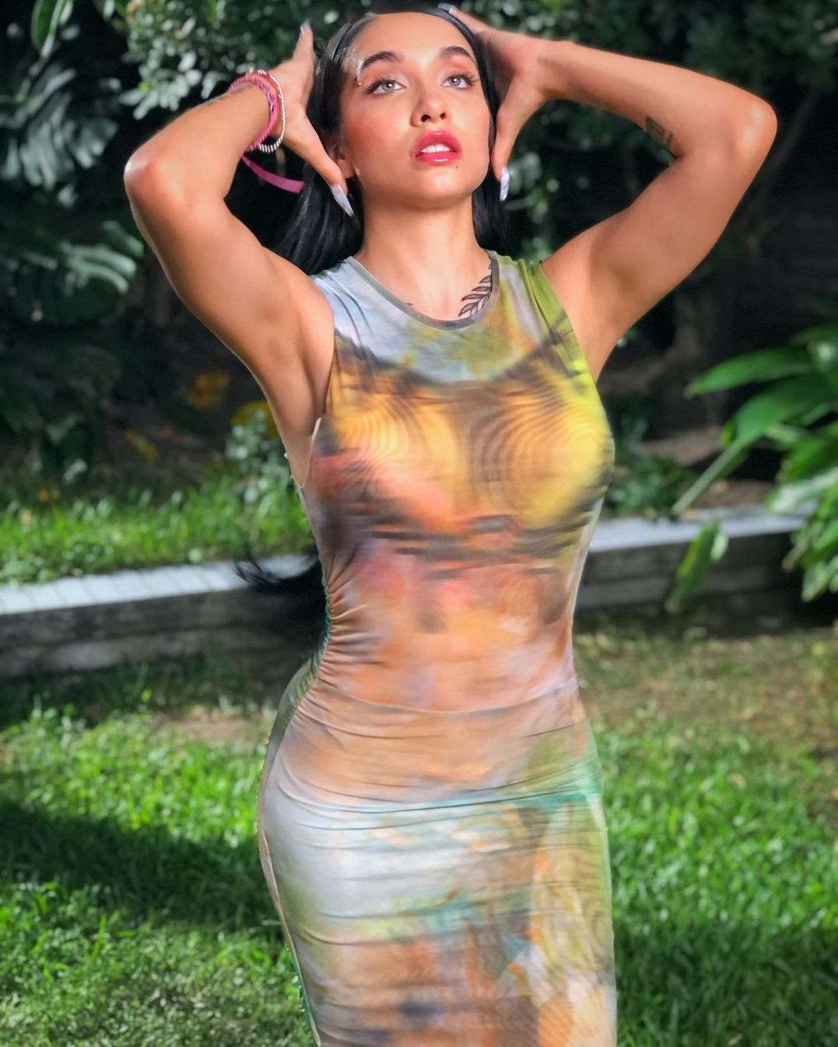 Explosión por la foto de María Becerra en vestido transparente y ajustadísimo.