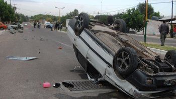 Un joven resultó herido tras chocar un auto estacionado y volcar