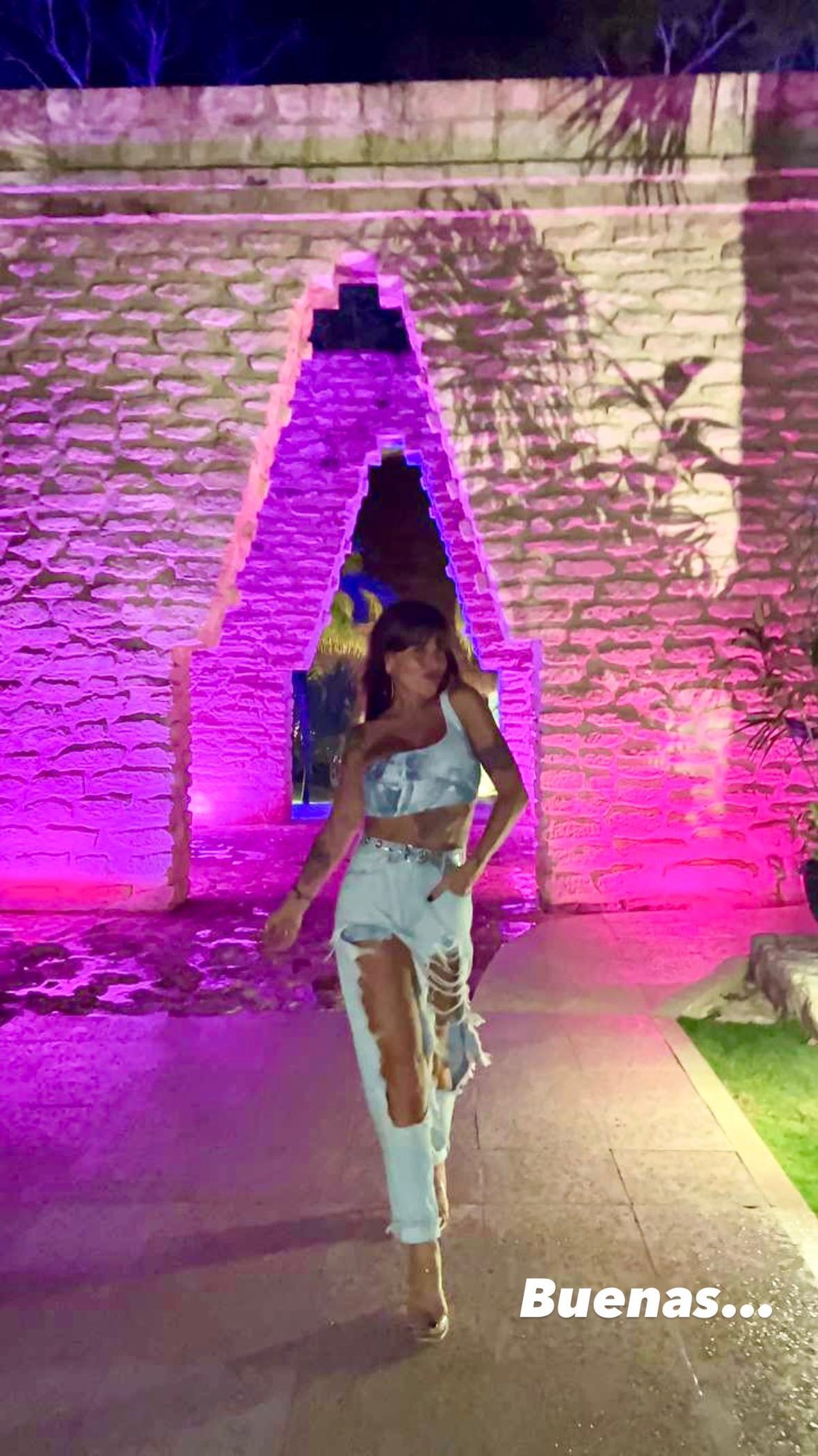 ¡Tremendos! Florencia Peña llevó el concepto de HOT jeans al extremo con sus roturas XL.