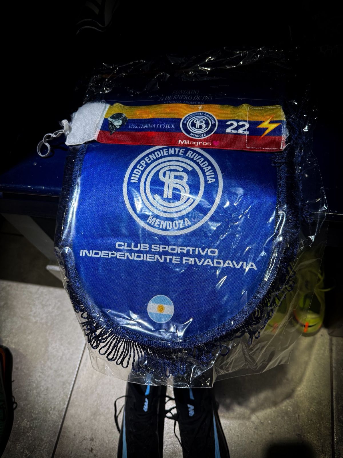 Sebasti&aacute;n Villa lleva la bandera de Colombia en su brazalete de capit&aacute;n de la Lepra.