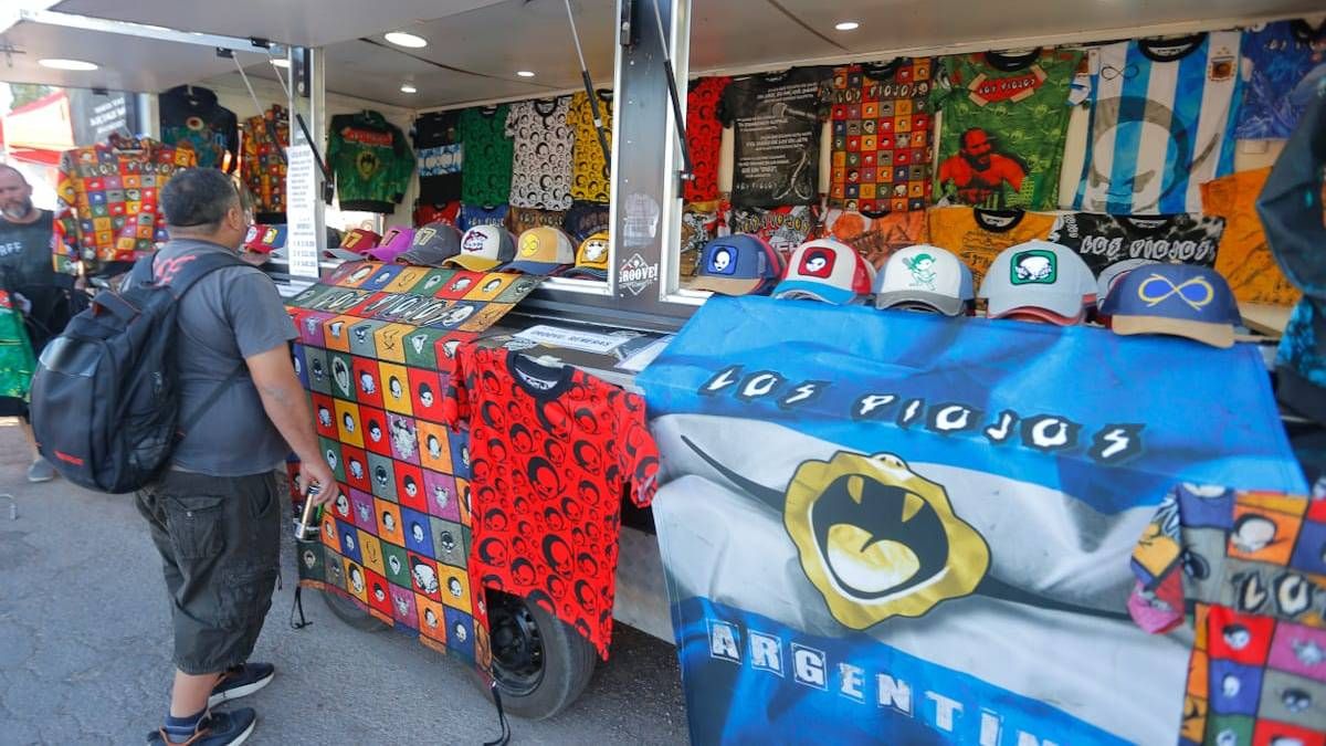 El clima acompañó y a las 12 del mediodía ya había puestos de venta en la rotonda de acceso al anfiteatro. El clima acompañó y a las 12 del mediodía ya había puestos de venta en la rotonda de acceso al anfiteatro.