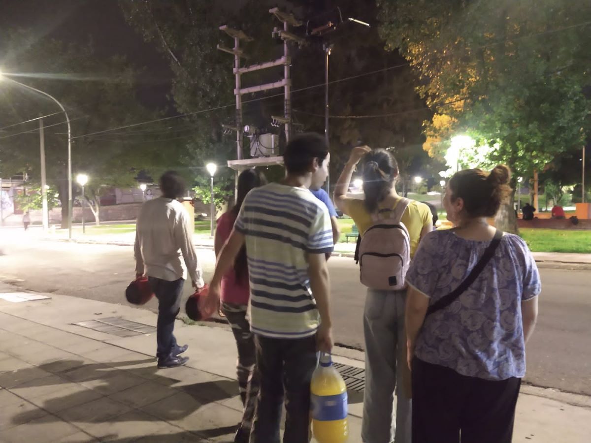 La Fundación Puente Vincular cuenta con voluntarios que cada domingo, a las 21, lleva comida abundante a personas que se encuentran viviendo en la vía pública. La Fundación Puente Vincular cuenta con voluntarios que cada domingo, a las 21, lleva comida abundante a personas que se encuentran viviendo en la vía pública.