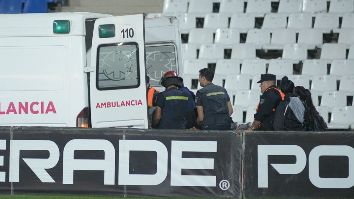 El hincha de Gimnasia y Esggrima se descompensó y fue trasladado en ambulancia. Foto: Martín Pravata (UNO).