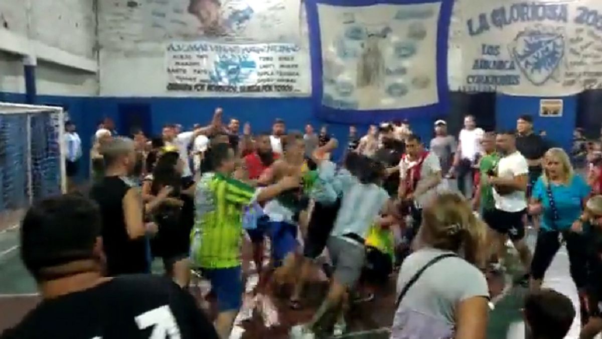 Video: un padre golpeó a dos nenes en un partido de fútbol infantil y generó una batalla campal, en La Matanza