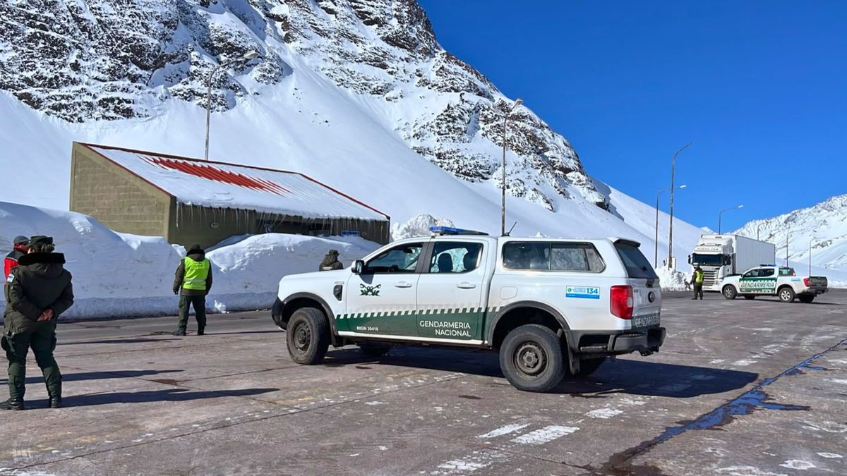 Personal de Gendarmería, Policía y Guardia Urbana monitoreó el tránsito de los camiones hasta el Paso Cristo Redentor tras su reapertura