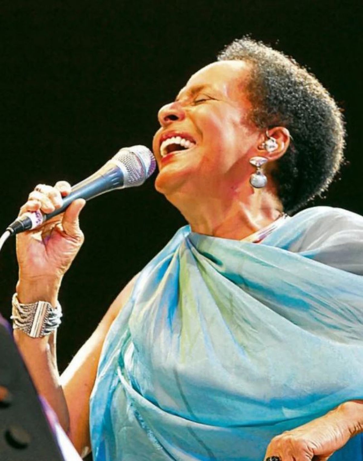 La peruana tiene una voz exquisita. La peruana tiene una voz exquisita.