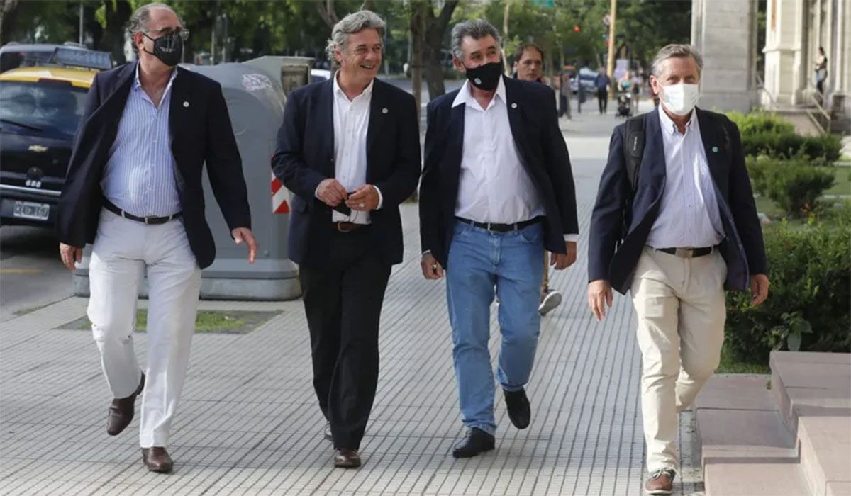 En la foto: Jorge Chemes, presidente de las CRA; Nicolás Pino, presidente de la Rural; Carlos Achetoni, de Federación Agraria, y el vicepresidente de Coninagro, Elbio Laucirica. Fuente: La Nación.