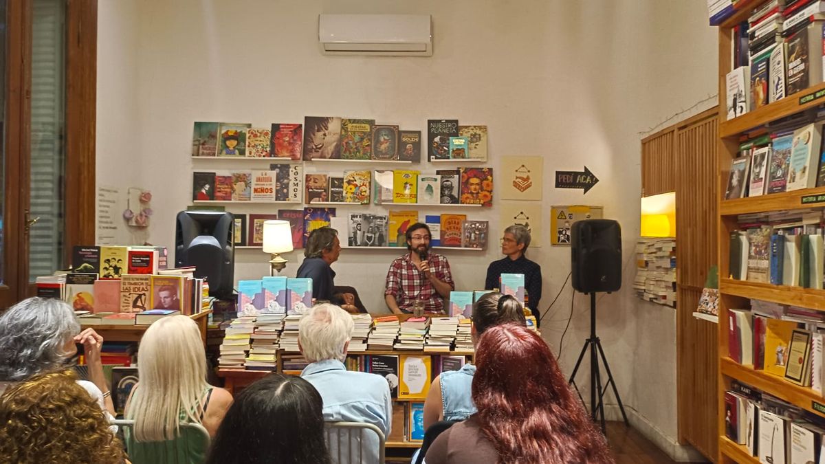 Matías Battistón en una feria del libro. Matías Battistón en una feria del libro.