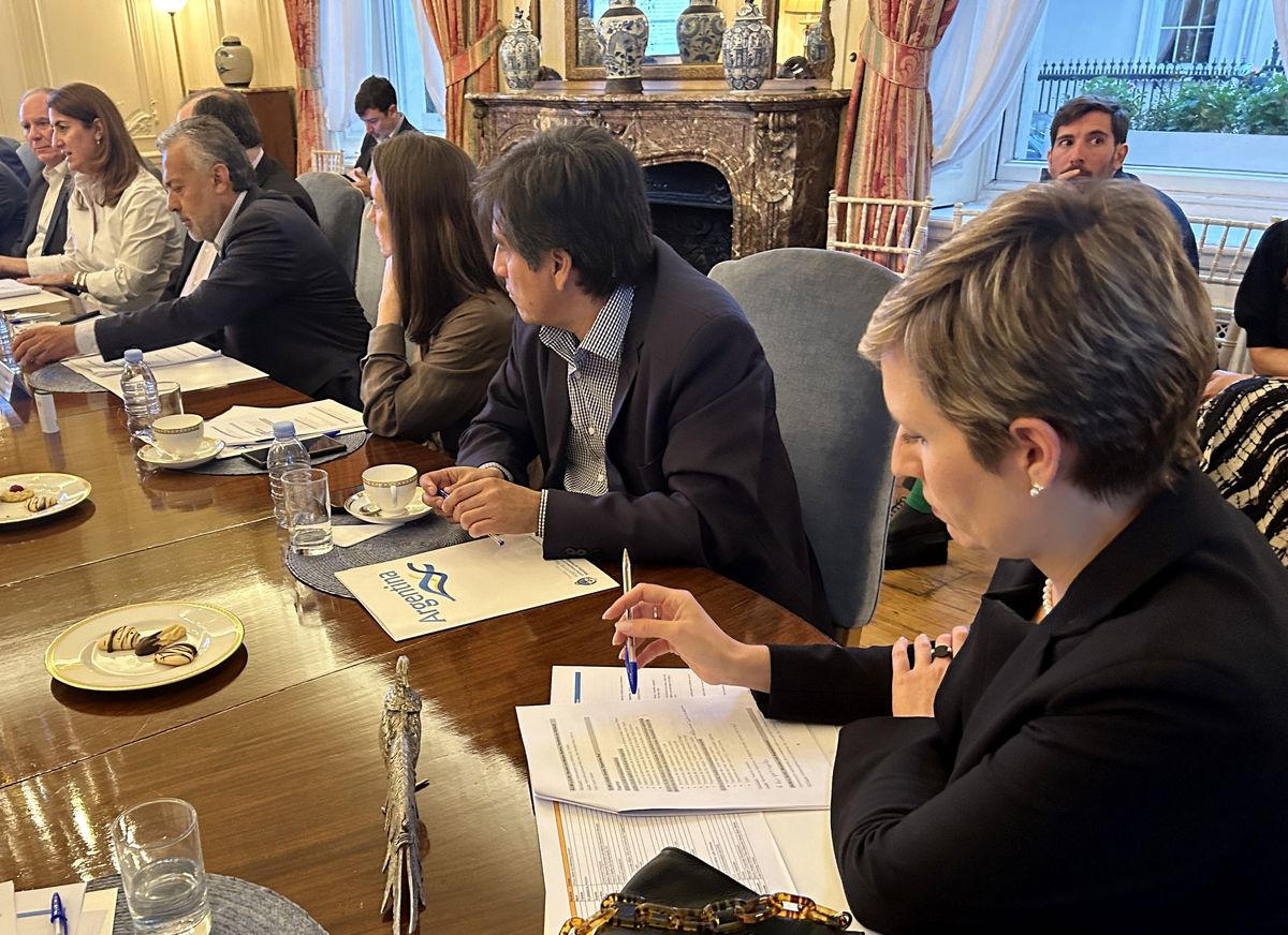 Cornejo y la ministra Jimena Latorre, durante un encuentro con empresarios mineros en Londres Cornejo y la ministra Jimena Latorre, durante un encuentro con empresarios mineros en Londres