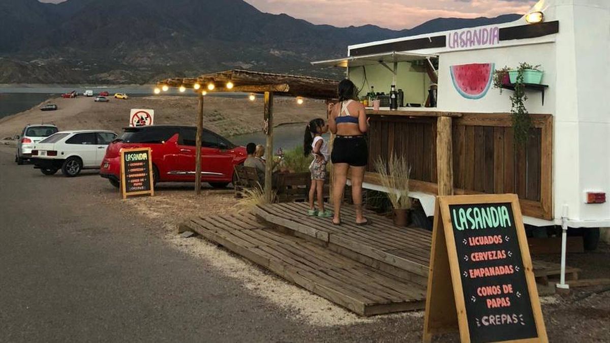 Licuados en el Parador 1, en el perilago del dique Potrerillos de Mendoza. Licuados en el Parador 1, en el perilago del dique Potrerillos de Mendoza.