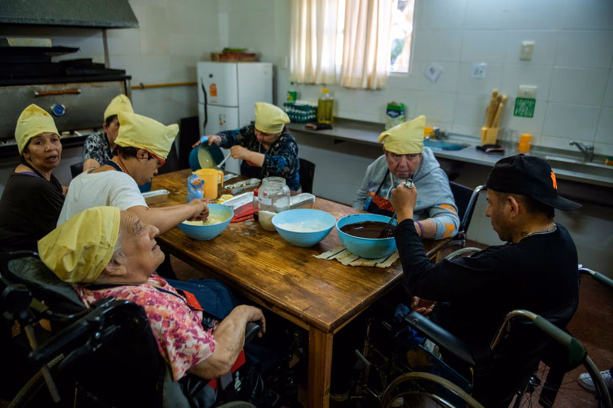 Momento de elaboración y aprendizaje conjunto durante el taller de cocina en la sede de Claypole.