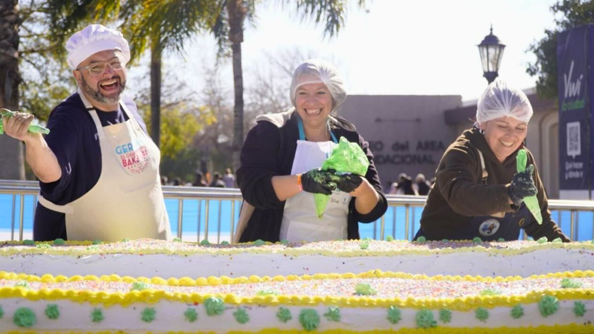 Gerardo Domínguez (ex Bake Off Argentina), Alejandra (voluntaria) y Gabriela Carmona (referente de Los Horneritos).