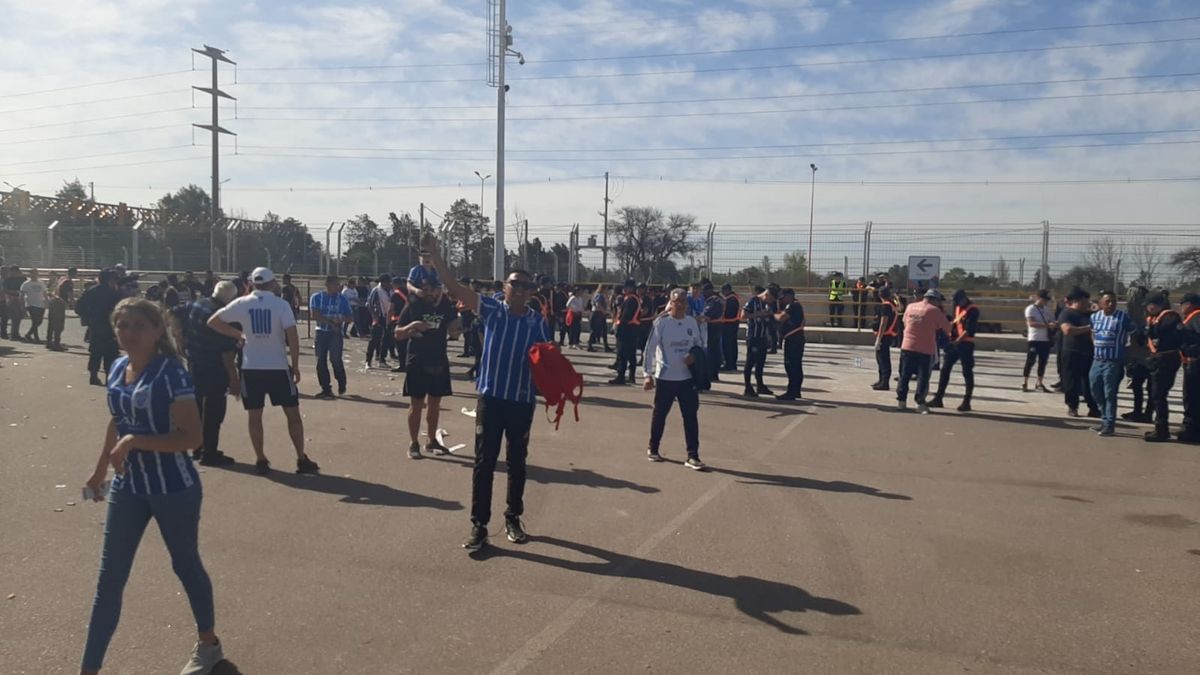 Los simpatizantes desde muy temprano fueron llegando al imponente estadio La Pedrera de Villa Mercedes.