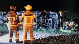 Siete personas sufrieron heridas al volcar un micro de la empresa 20 de Junio en la Ruta 7, en Santa Fe. Había salido de Mendoza e iba hacia Buenos Aires.