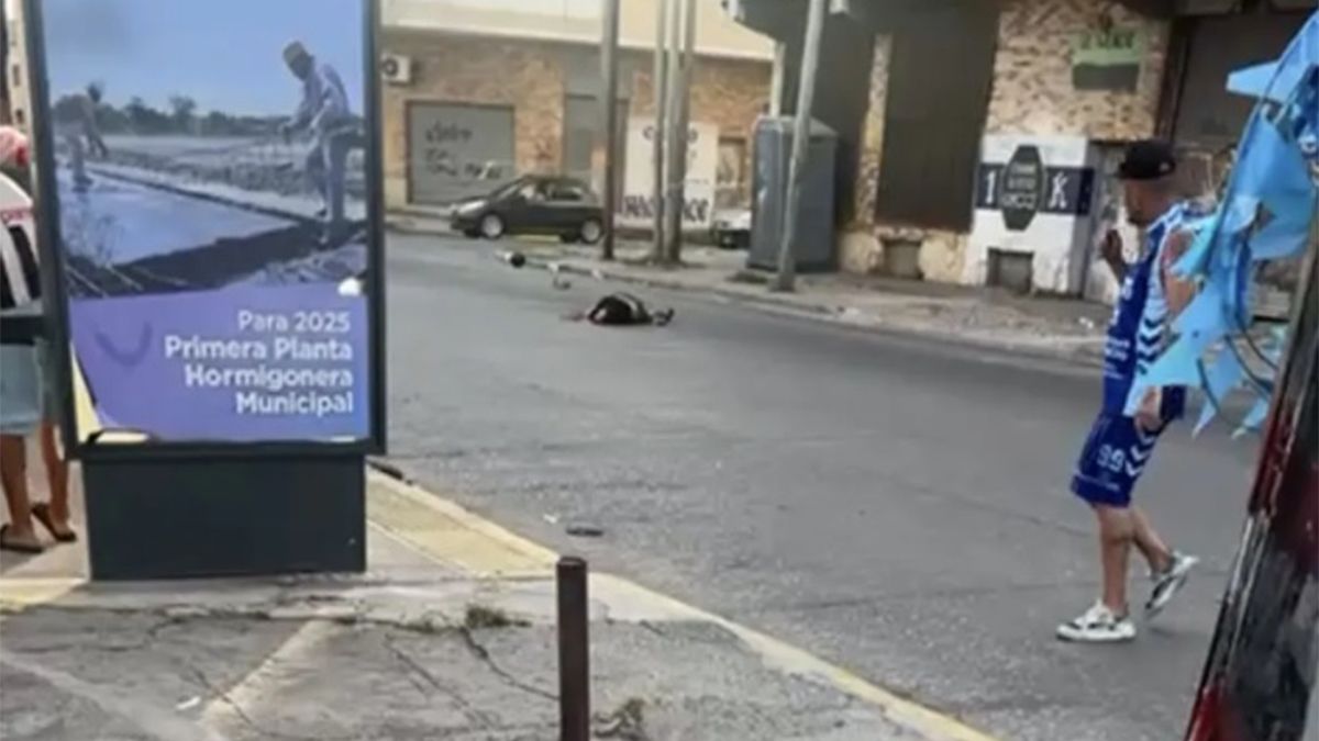 Decapitado: un hombre que iba en moto murió al no ver la cuerda de corte del tránsito y su hijo sufrió lesiones leves. Decapitado: un hombre que iba en moto murió al no ver la cuerda de corte del tránsito y su hijo sufrió lesiones leves.