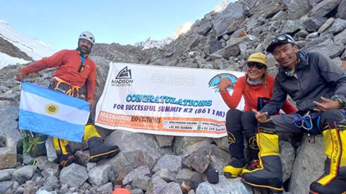 Javier muestra orgulloso la bandera argentina, acompañado por la estonia Chrisly Melesk, la primera mujer de su país en hacer cumbre en el Everest y el K2, luego de conquistar nuestro Aconcagua; y un sherpa.