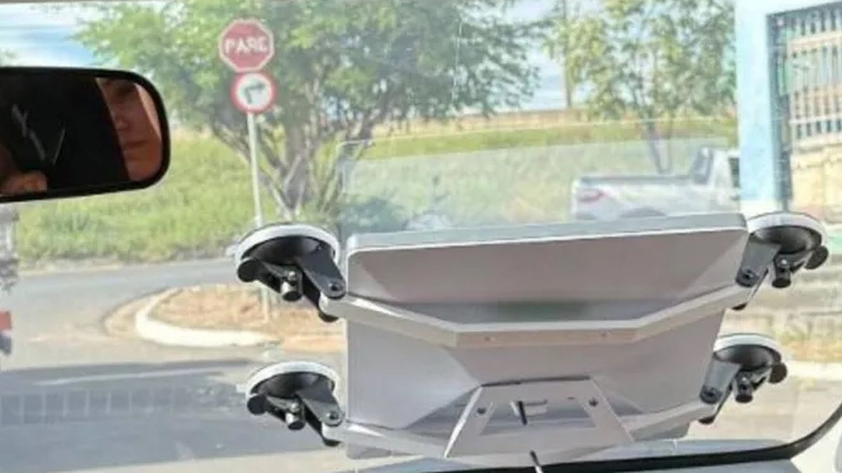 Muchos improvisan con la instalación de antenas en los automotores.