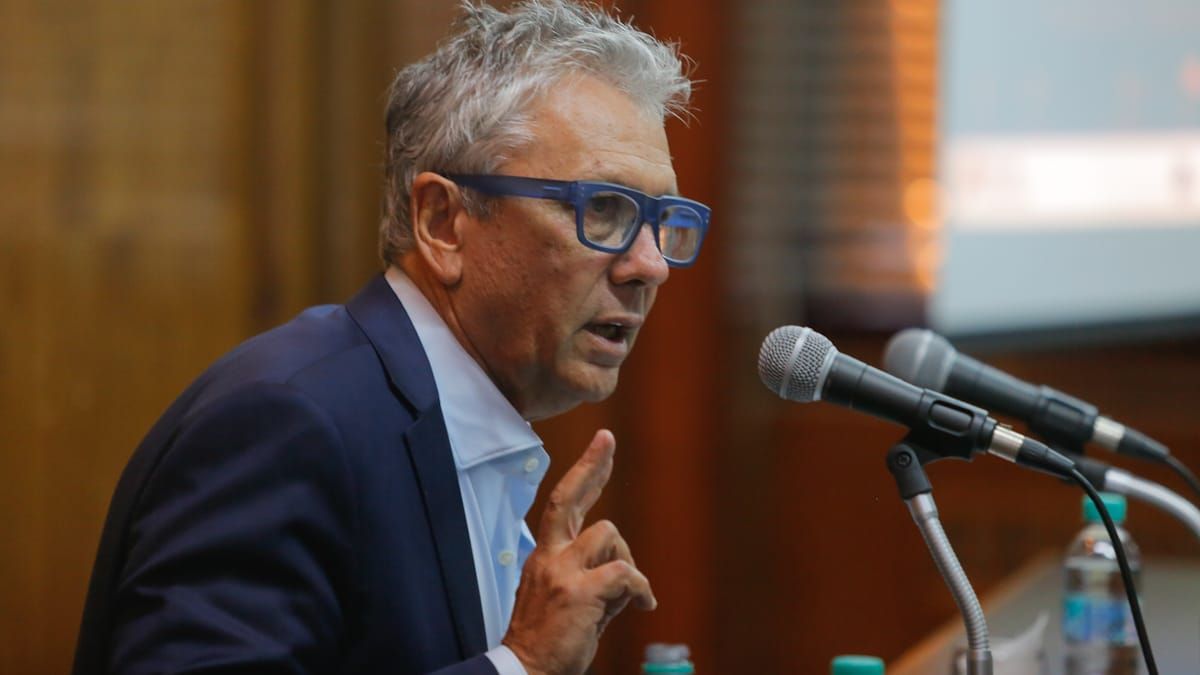 Expusieron Eugenio Zaffaroni, ex ministro de la Corte, y Aída Kemelmajer de Carlucci, ex miembro de la Suprema Corte y redactora del nuevo Código Civil y Comercial. Expusieron Eugenio Zaffaroni, ex ministro de la Corte, y Aída Kemelmajer de Carlucci, ex miembro de la Suprema Corte y redactora del nuevo Código Civil y Comercial.