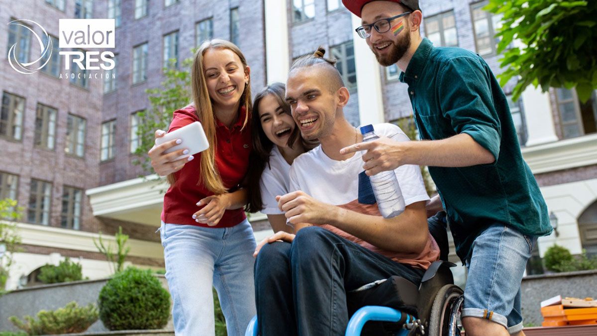 Se especializa en la inserción laboral de personas con discapacidad, del colectivo LGBT.