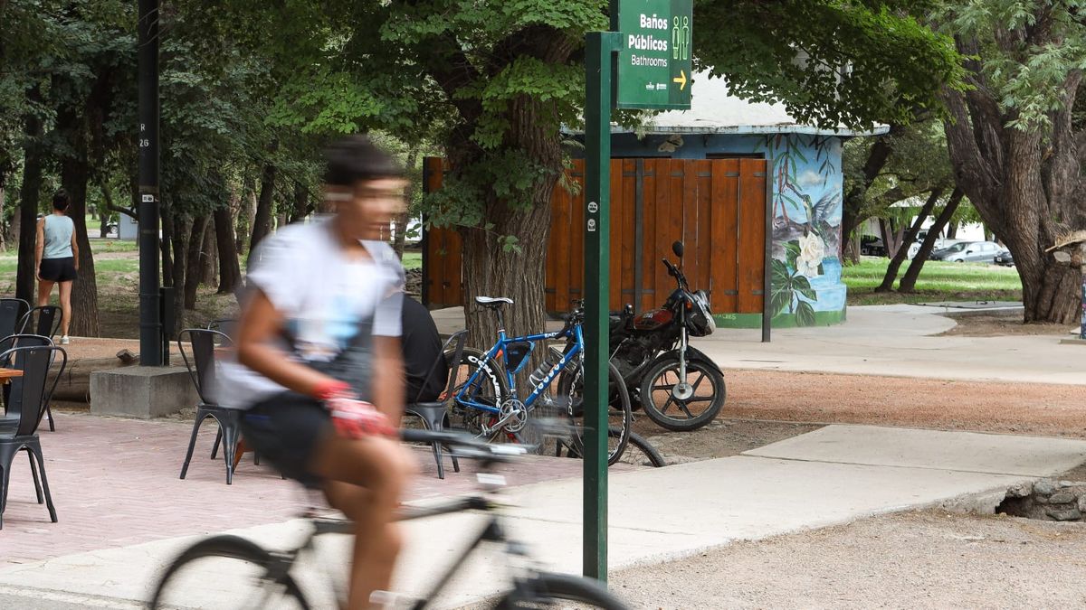 Los baños públicos del Parque General San Martín se instalaron en la agenda informativa. Los baños públicos del Parque General San Martín se instalaron en la agenda informativa. 