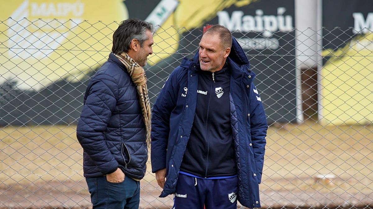 Juan Manuel Sara al inicio del partido saludándose con Darío Franco. Juan Manuel Sara al inicio del partido saludándose con Darío Franco.
