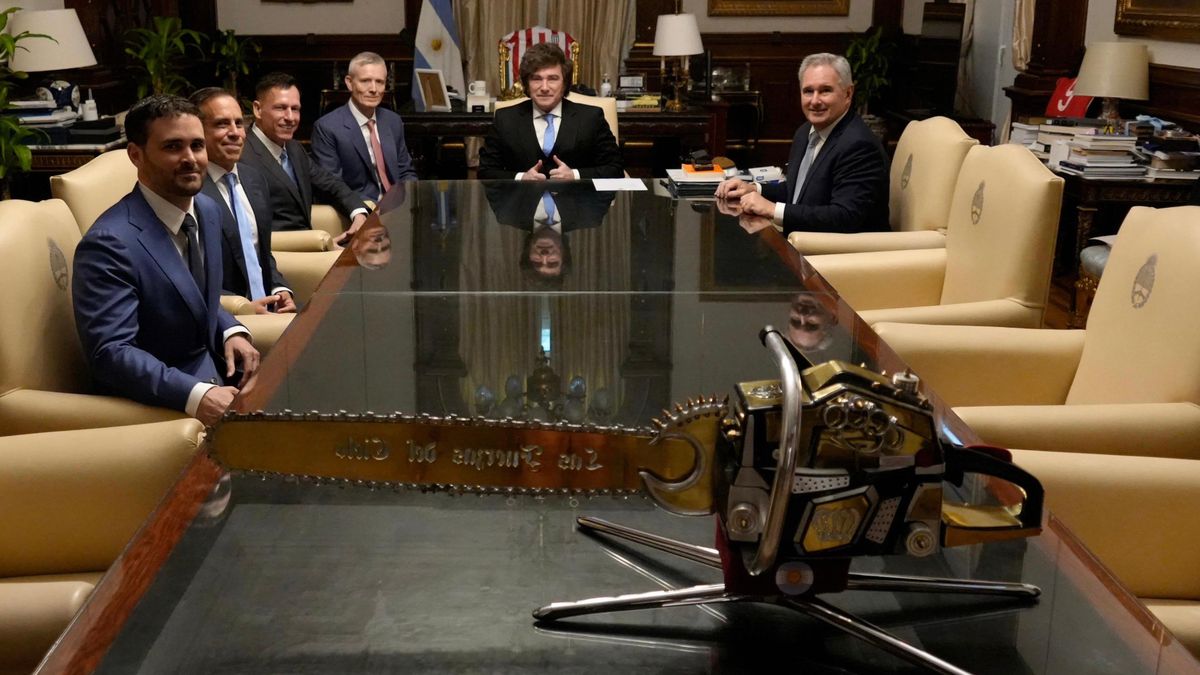 Javier Milei y el canciller Carlos Quirno recibieron a Peter Thiel y sus colaboradores en Casa Rosada. Javier Milei y el canciller Carlos Quirno recibieron a Peter Thiel y sus colaboradores en Casa Rosada.