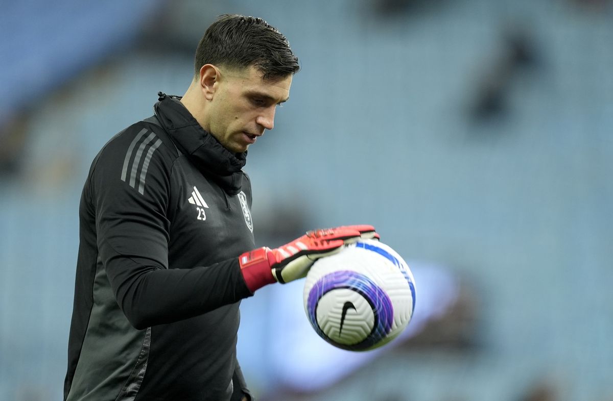 Emiliano Martínez vio el partido del Aston Villa desde la tribuna.