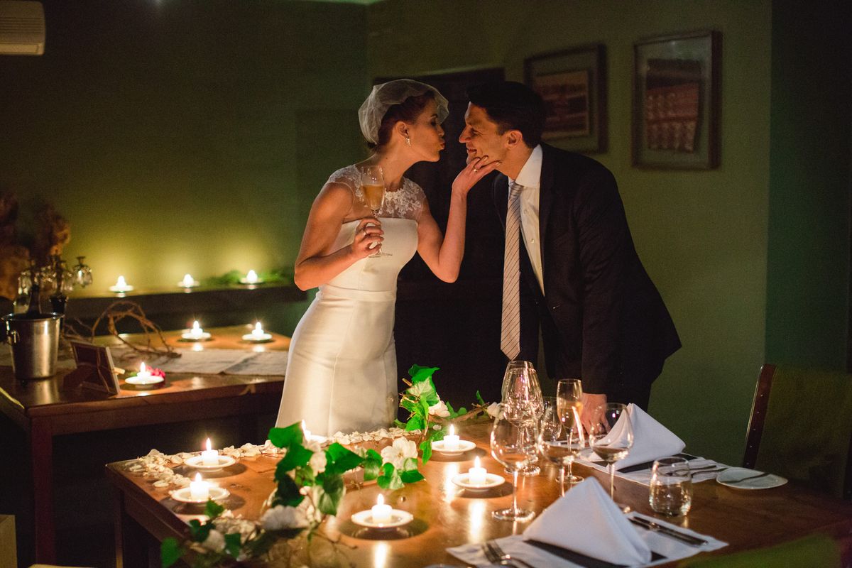 La wedding planner Marina Cook organizó esta ceremonia de casamiento sin invitados de una pareja brasileña en Cavas Wine Lodge. La wedding planner Marina Cook organizó esta ceremonia de casamiento sin invitados de una pareja brasileña en Cavas Wine Lodge.