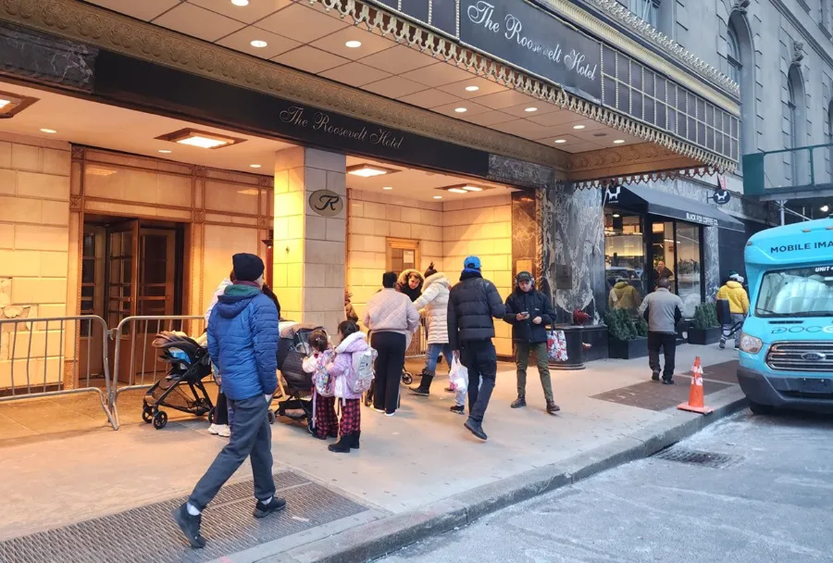  Padres esperando con sus niños al autobús escolar en Nueva York. Crédito: EFE/Ruth E. Hernández. Padres esperando con sus niños al autobús escolar en Nueva York. Crédito: EFE/Ruth E. Hernández.