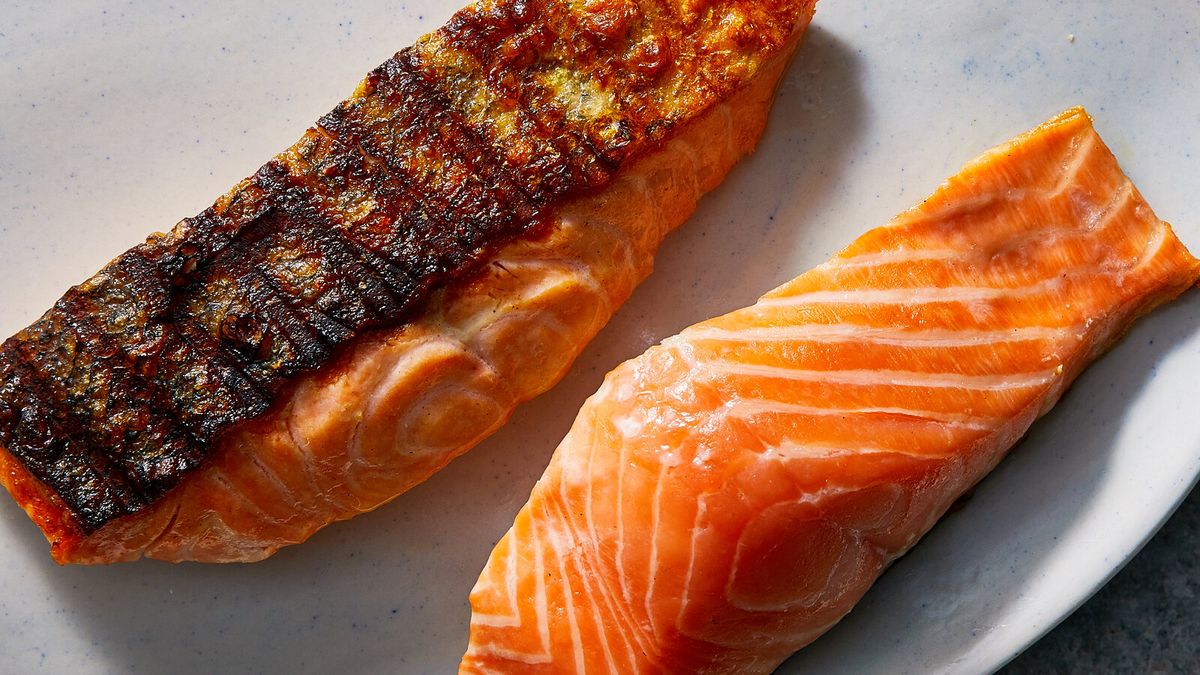 El salm&oacute;n es un pescado azul graso que aporta diversos beneficios para la salud, como ayudar a cuidar la salud del coraz&oacute;n.