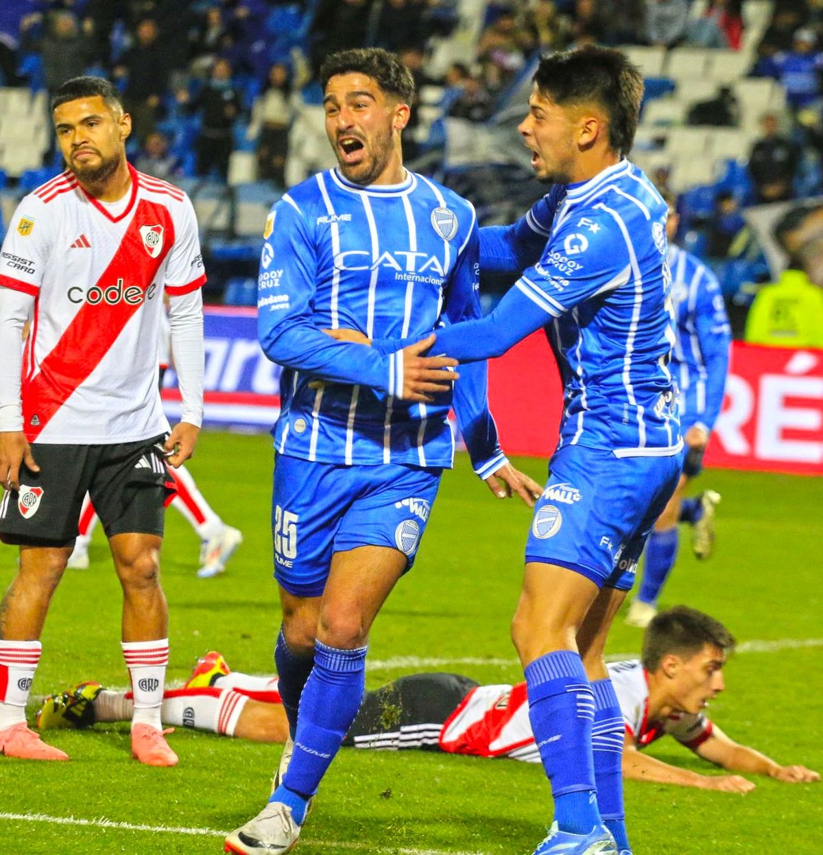 Vicente Poggi celebra uno de los goles que convirtió en el triunfo de Godoy Cruz ante River. Vicente Poggi celebra uno de los goles que convirtió en el triunfo de Godoy Cruz ante River.