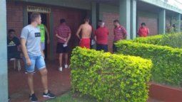 Huracán no la tuvo fácil: Los jugadores se cambiaron en el piso