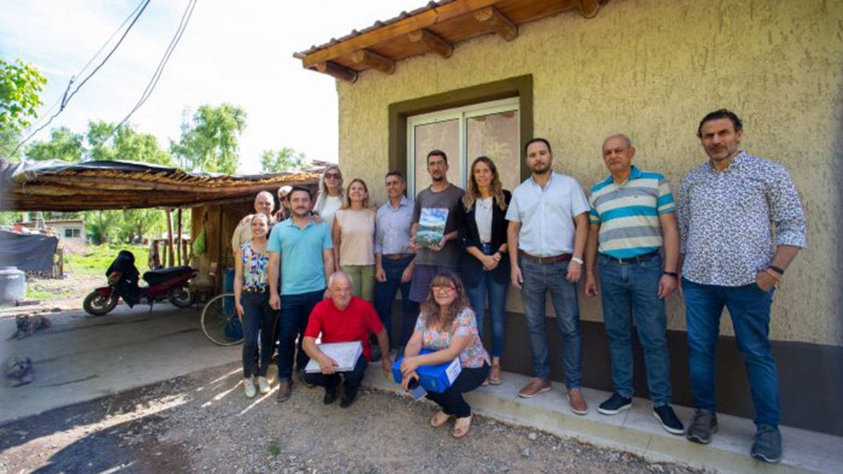 Las familias de San Carlos junto a funcionarios municipales, del IPV y de la empresa Titulizar.