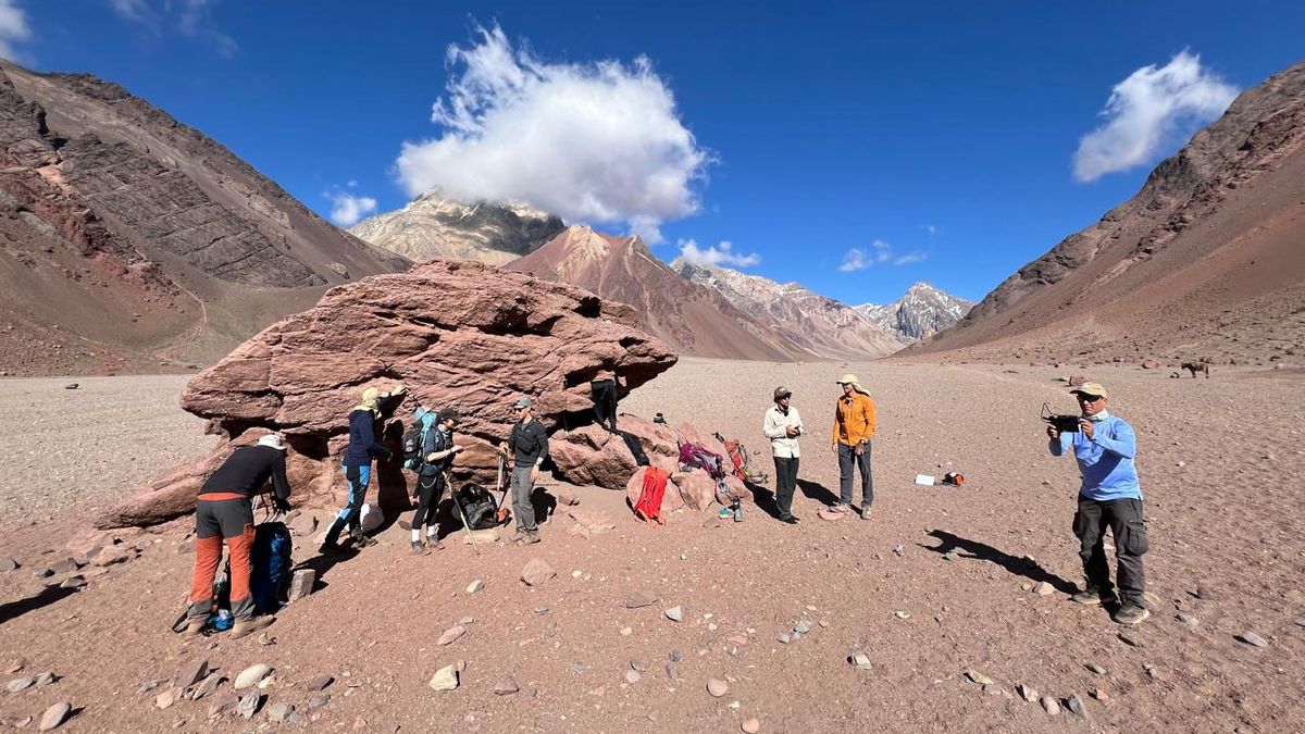 En menos de dos horas de caminata, el equipo cumbre de El Siete llegó a Piedra Colorada desde donde transmitieron en vivo. En menos de dos horas de caminata, el equipo cumbre de El Siete llegó a Piedra Colorada desde donde transmitieron en vivo.