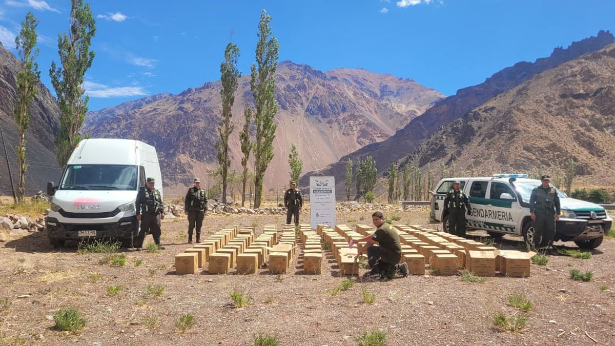Las cajas con pirotecnia de contrabando quedaron bajo custodia de Gendarmería Nacional. Las cajas con pirotecnia de contrabando quedaron bajo custodia de Gendarmería Nacional.