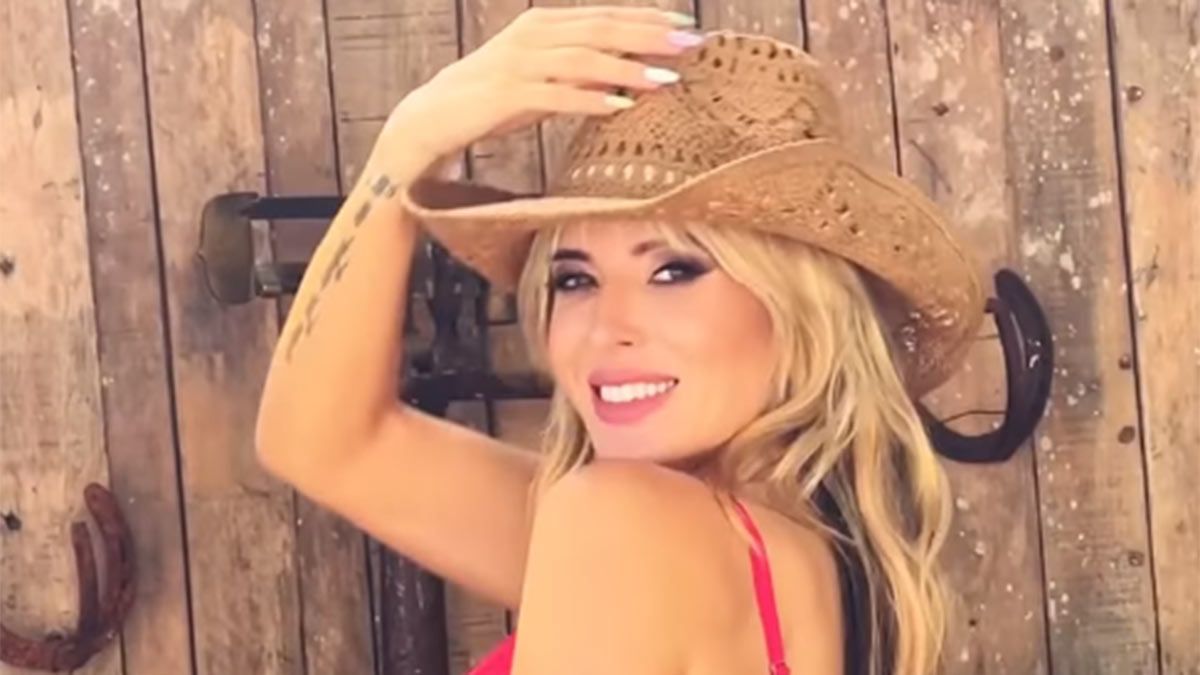 Jesica Cirio veneró el Barbiecore con su micro-bikini colaless más fatal