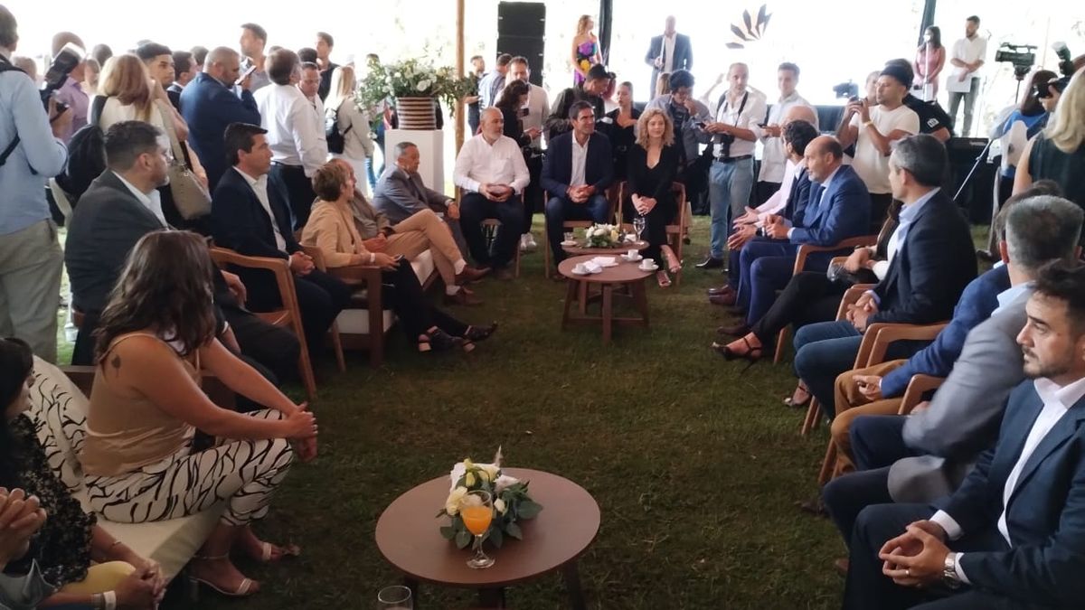 El Desayuno Real también fue propicio para reunir a políticos locales.