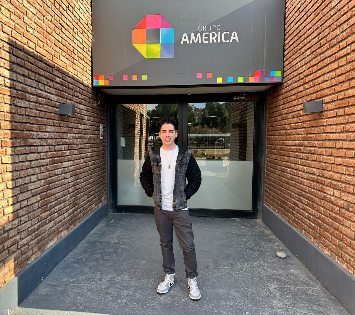 Gabriel Navarrete visitó los estudios de Grupo América, en donde contó su historia para Canal 7 y Diario UNO. Gabriel Navarrete visitó los estudios de Grupo América, en donde contó su historia para Canal 7 y Diario UNO.