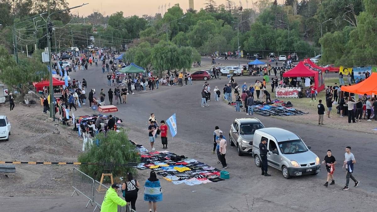 Una feria comercial: así se vio la rotonda desde el mediodía. Una feria comercial: así se vio la rotonda desde el mediodía.