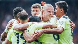 Julián Álvarez festeja con sus compañeros uno de los goles del Manchester City.